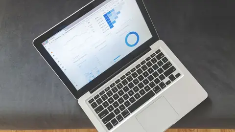 Laptop mostrando painel de métricas e gráficos de campanha de tráfego pago