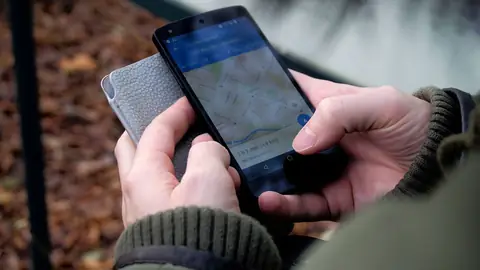 Pessoa usando o Google Maps no celular para buscar negócio próximo