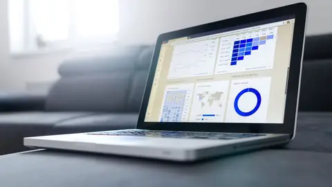 Dashboard de CRM organizando leads em um notebook