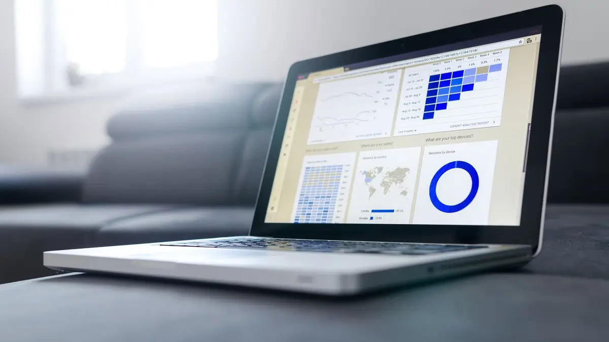 Dashboard de CRM organizando leads em um notebook