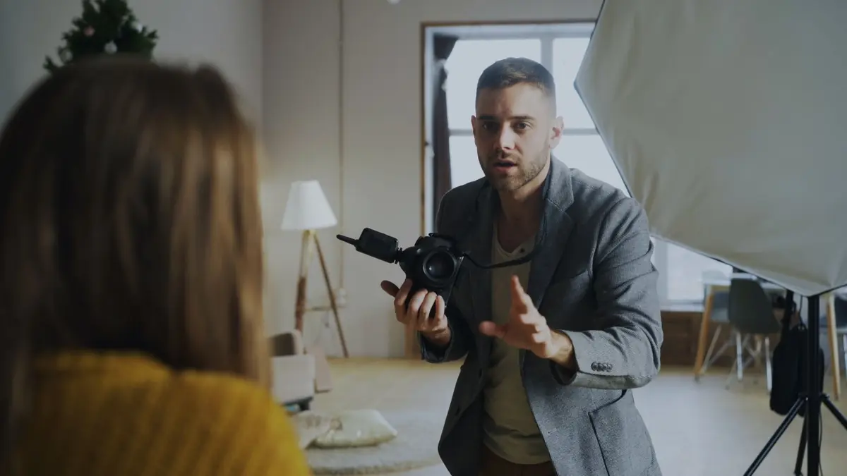 Fotógrafo conduzindo uma sessão de fotos profissional em estúdio