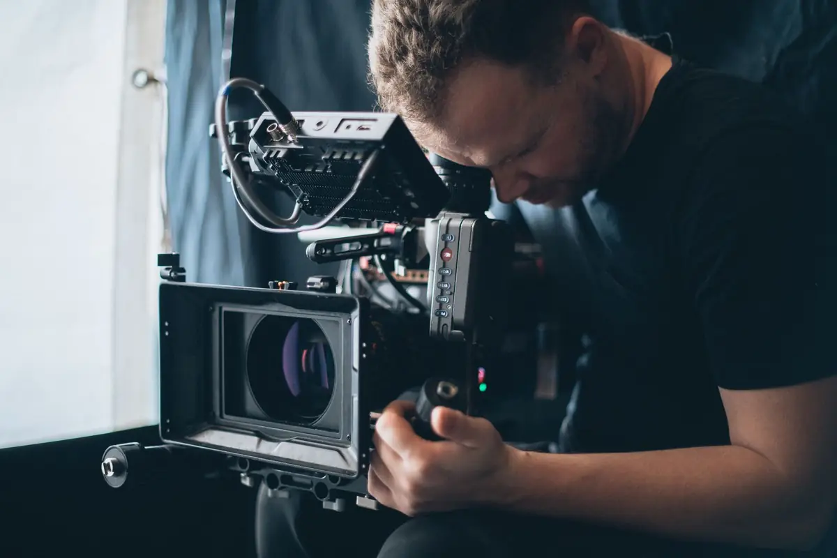 Cinegrafista operando câmera profissional de cinema