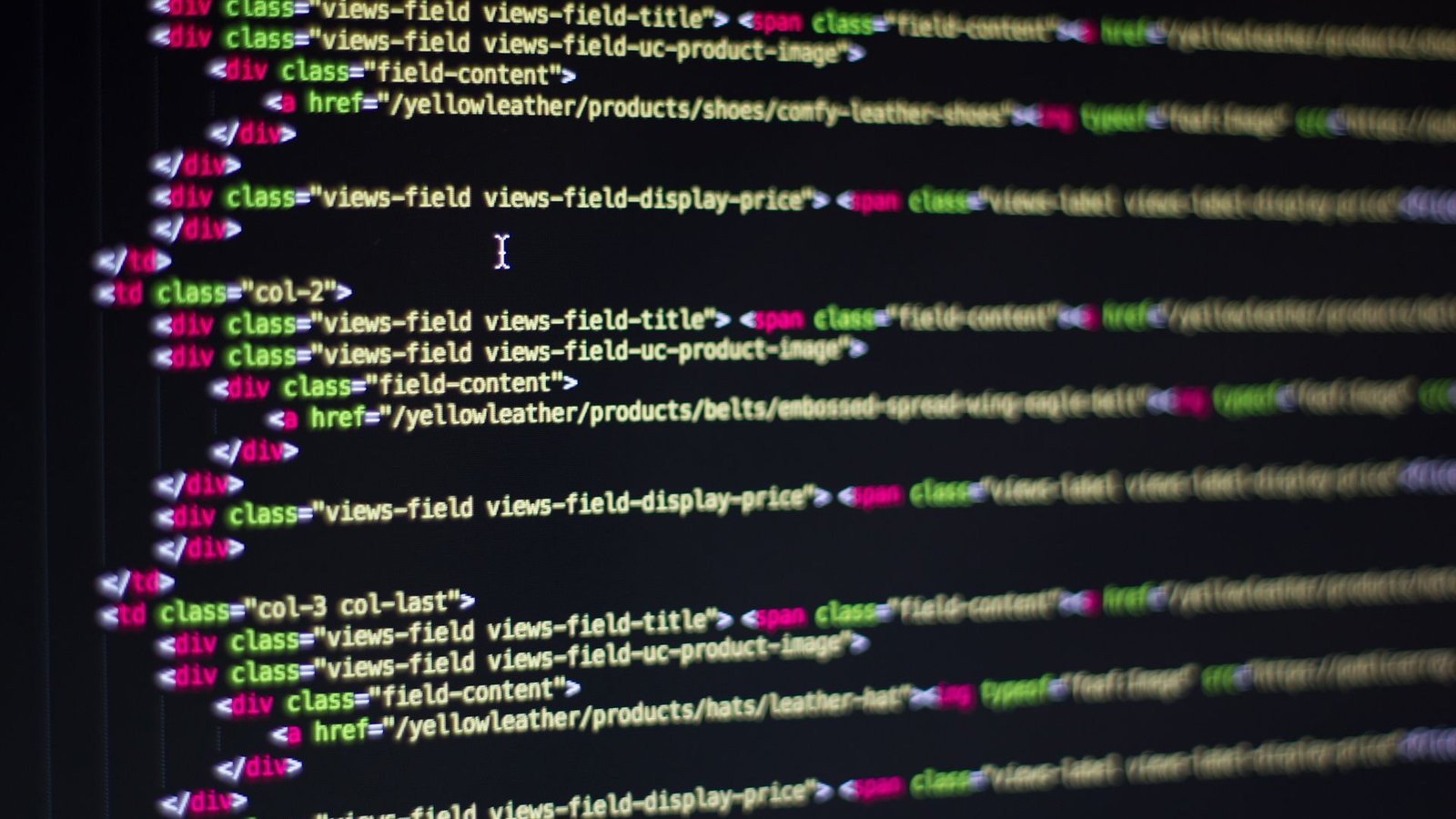 Tela de computador com código HTML de desenvolvimento de site