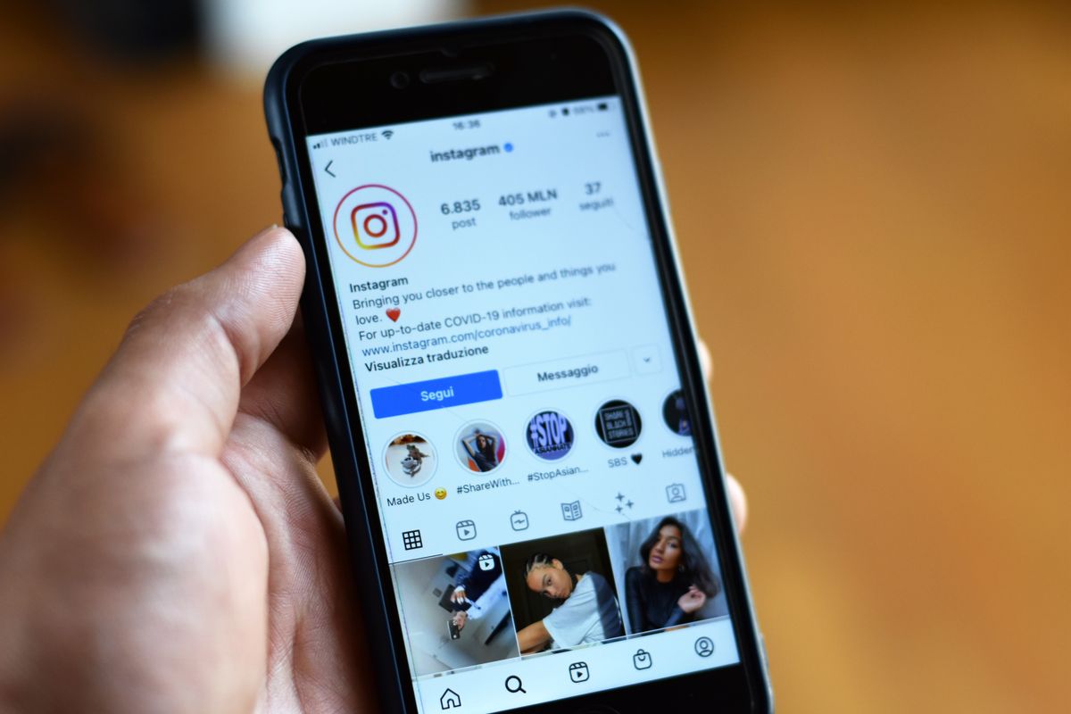 Smartphone mostrando um perfil do Instagram