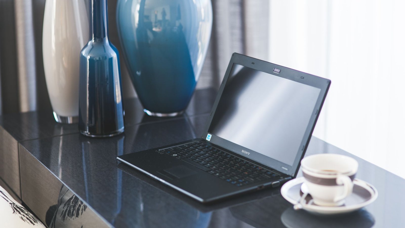 Mesa de escritório com laptop representando planejamento de pequena empresa