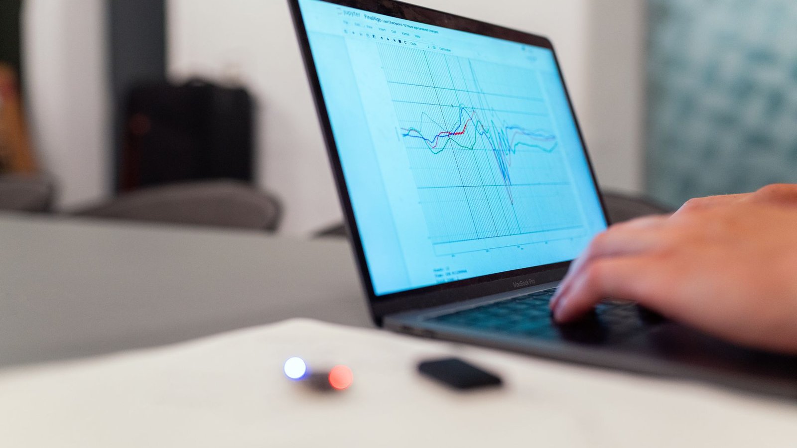Pessoa analisando gráfico de dados em laptop representando controle de leads
