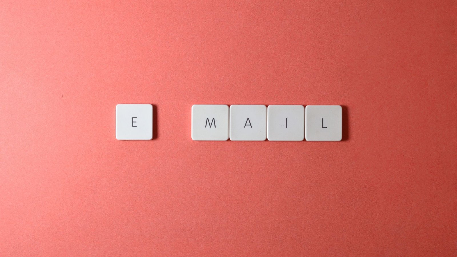 Peças de teclado formando a palavra email representando captura de contato